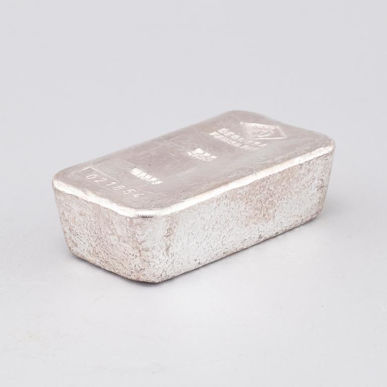 A fine silver 999,5 ingot. Weight ca 1 kg.