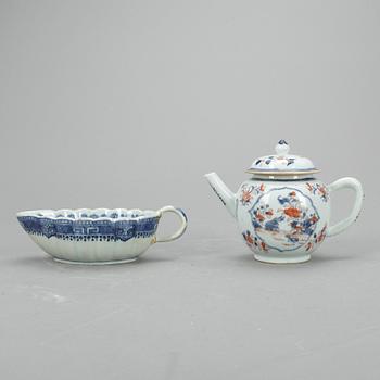 TEKANNA samt SÅSSNIPA, porslin, Kina, Qianlong (1736-35).