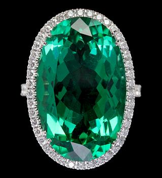 877. A grean quartz and brilliant cut diamond ring.