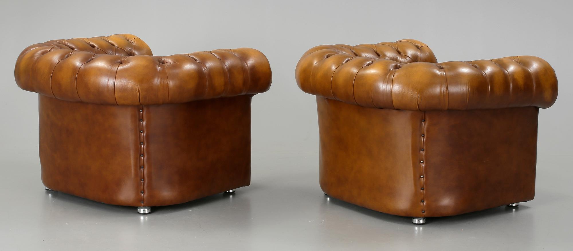 FÅTÖLJER 2 st, Chesterfieldmodell, 1900-talets andra hälft.