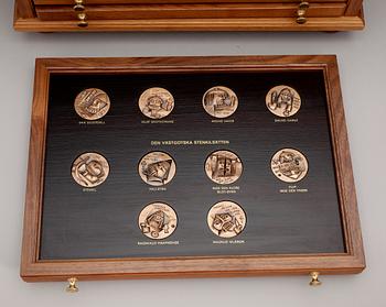 MEDALJER med tillhörande SCHATULL, 54 st, brons, Svenska Monarker, 1900-talets slut.