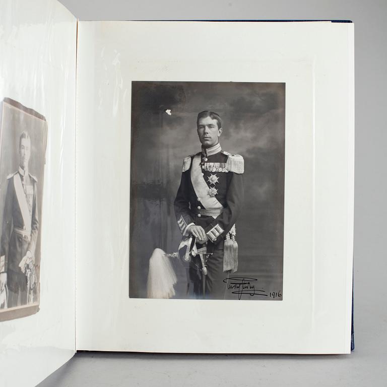 KUNGLIGA BILDER OCH FOTON, bla två egenhändigt signerade av Kung Gustaf V resp två av Kronprins Gustaf Adolf.