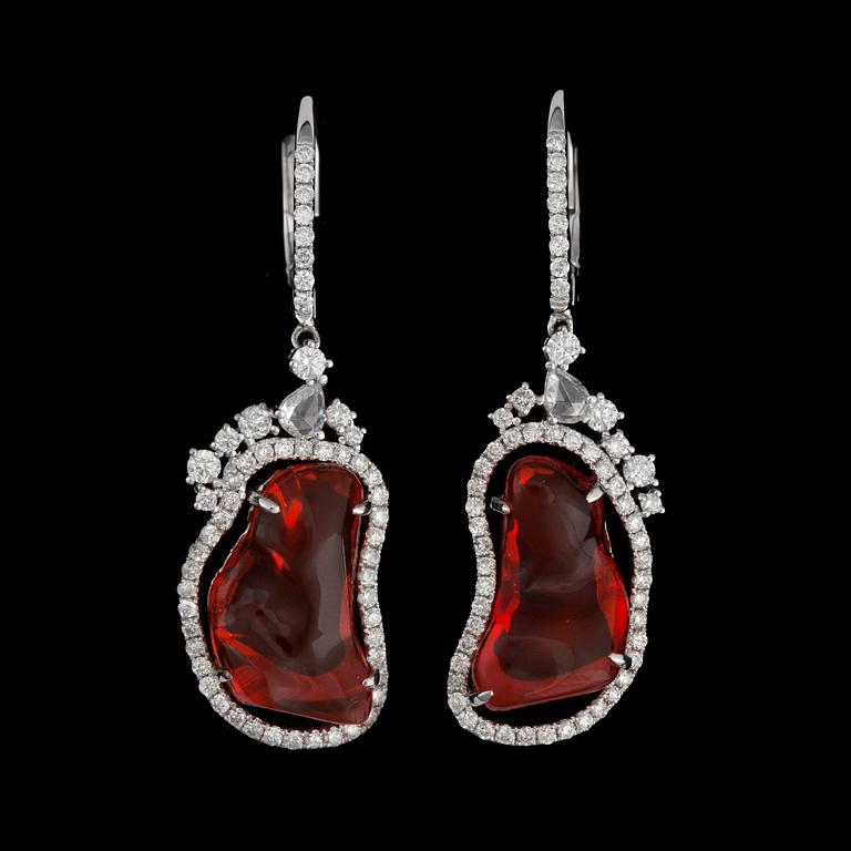 Diamantgradering, A pair of fire opal and brilliant-cut diamond earrings. Total carat weight of diamonds 1.45 cts-.