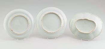 TALLRIKAR, 2 st samt SKÅLFAT, porslin, Kina, 1800-tal.