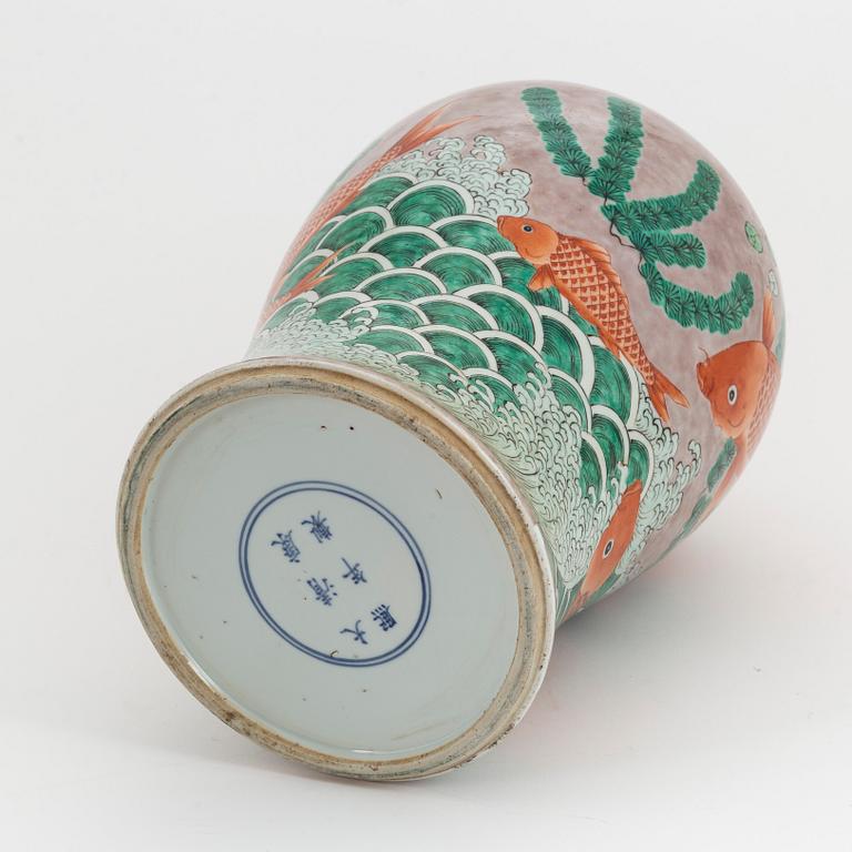 A Chinese famille verte vase, Qing dynasty, 19th century.