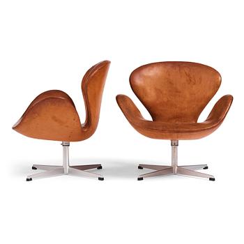 505. Arne Jacobsen, fåtöljer ett par, "Svanen", Fritz Hansen, 1960-tal.