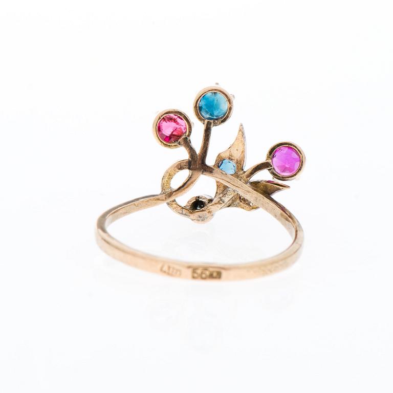 RING, 14K (56) guld, diamant, rubiner, safirer. Moskva 1907-1917.