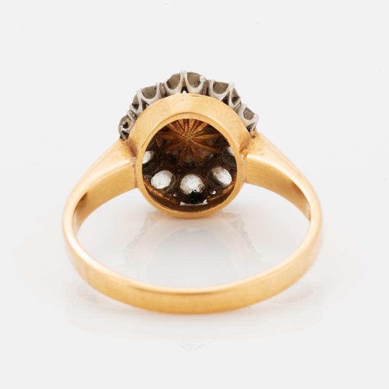 Sormus, 18K kultaa, viljelty helmi ja
vanhahiottuja timantteja.