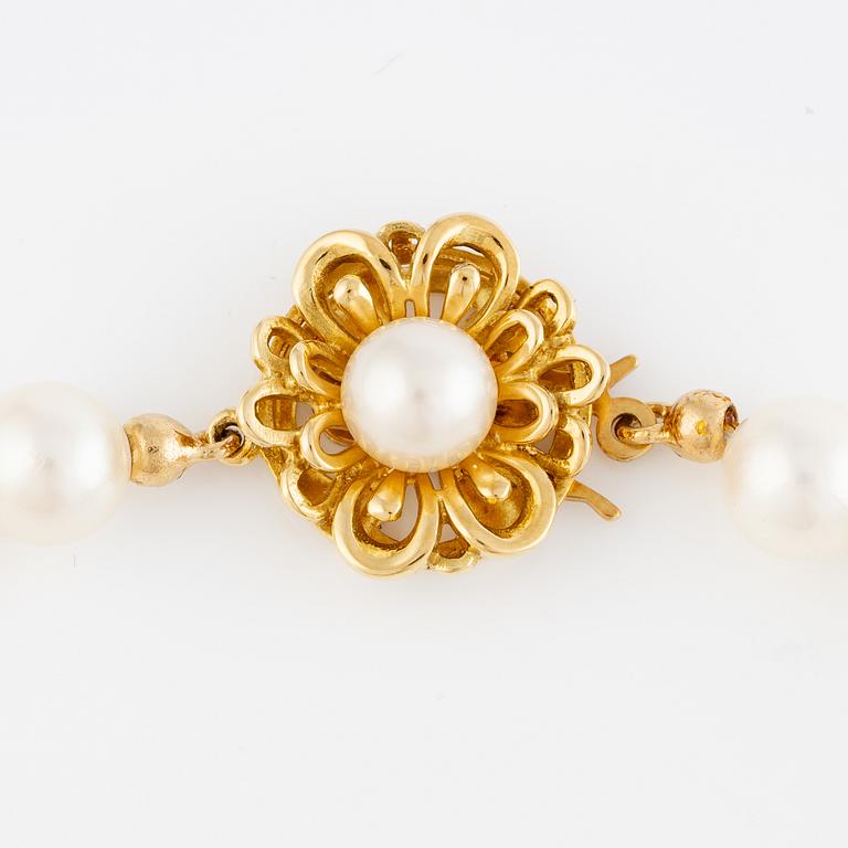 Pearl necklace, graduated cultured pearls with clasp in 18K gold.