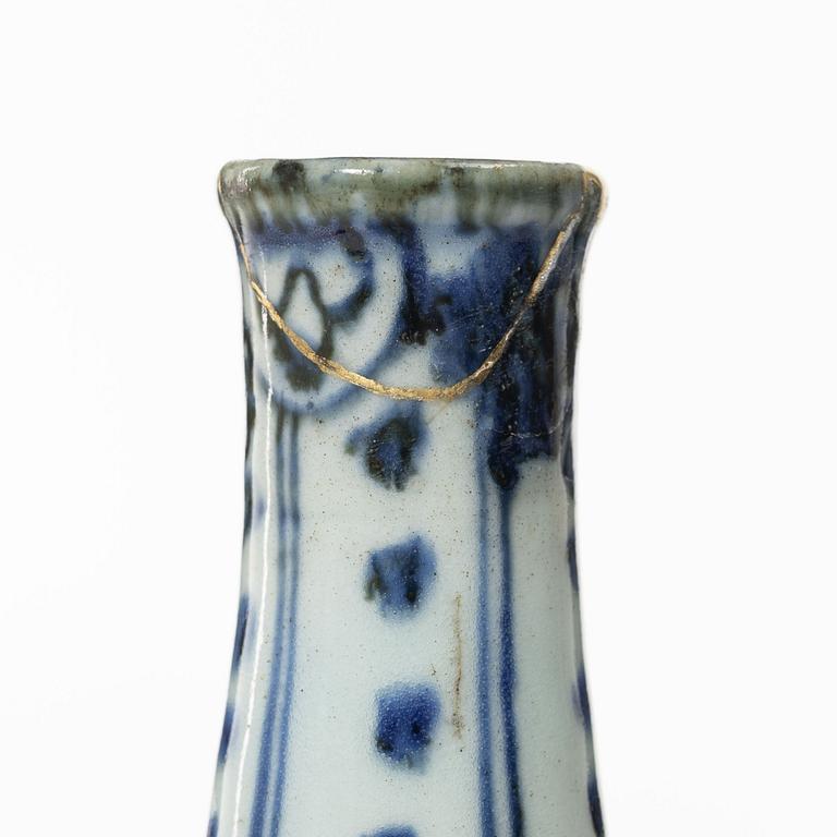 A blue and white kraak bottle, Ming dynasty, Wanli (1572-1620).