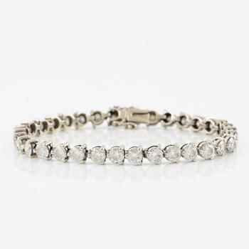 Tennis bracelet 18K white gold with round brilliant-cut diamonds.