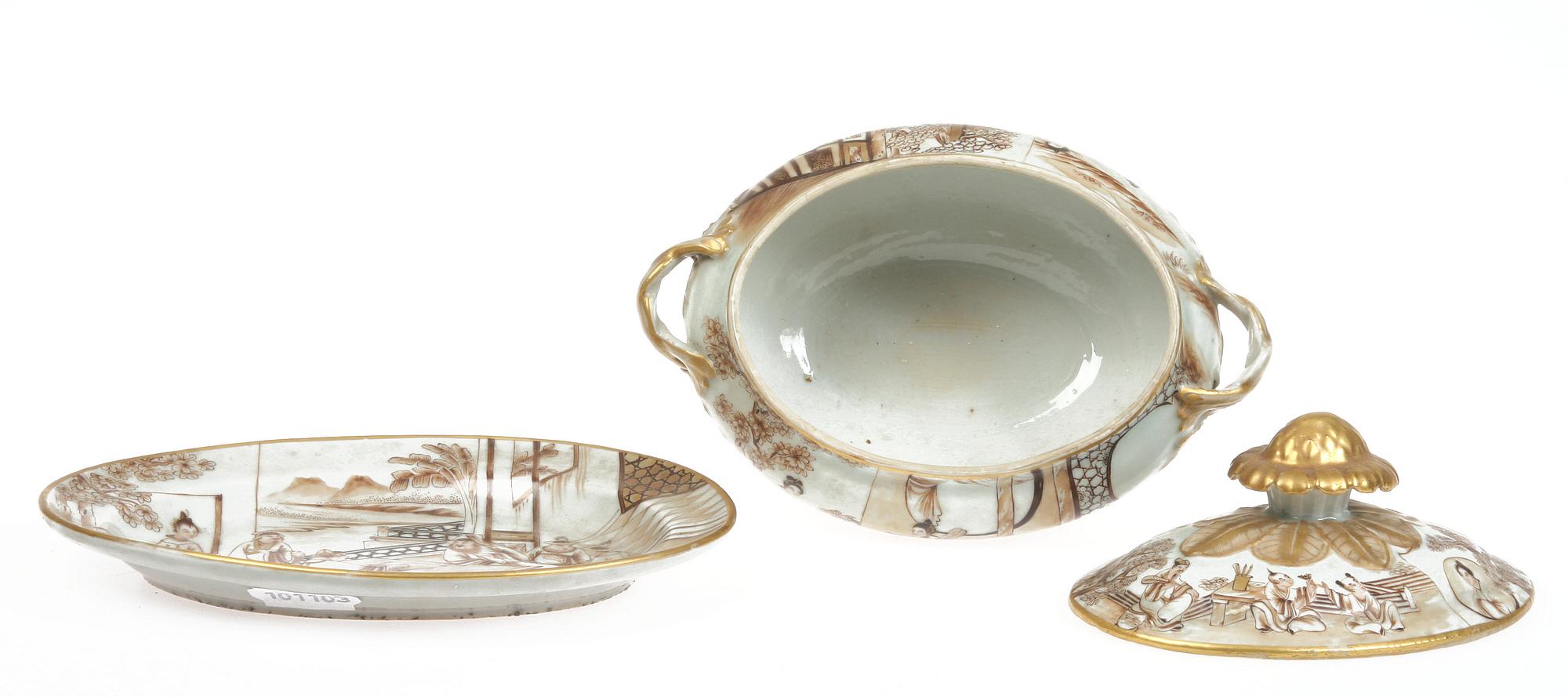 TERRIN med UNDERFAT samt ASKFAT, porslin, Kina, 1700/1800-tal.