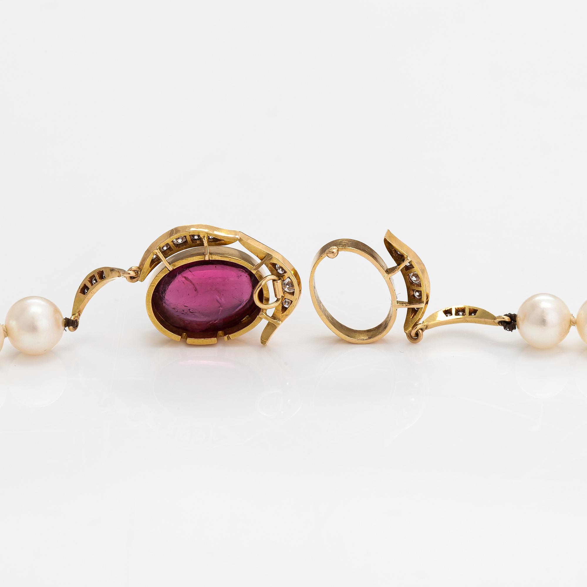 Pärlcollier, odlade pärlor, 18K guld, diamanter ca 0.47 ct totalt och turmalin. Torbjörn Tillander, Helsingfors 1984.