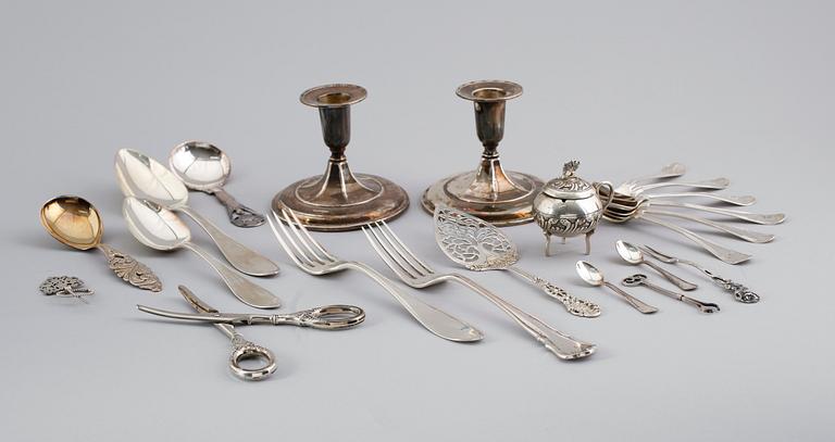 SAMLING SILVERFÖREMÅL, ca 20 delar, olika modeller, 1800/1900-tal. Vikt ca 568 gram.