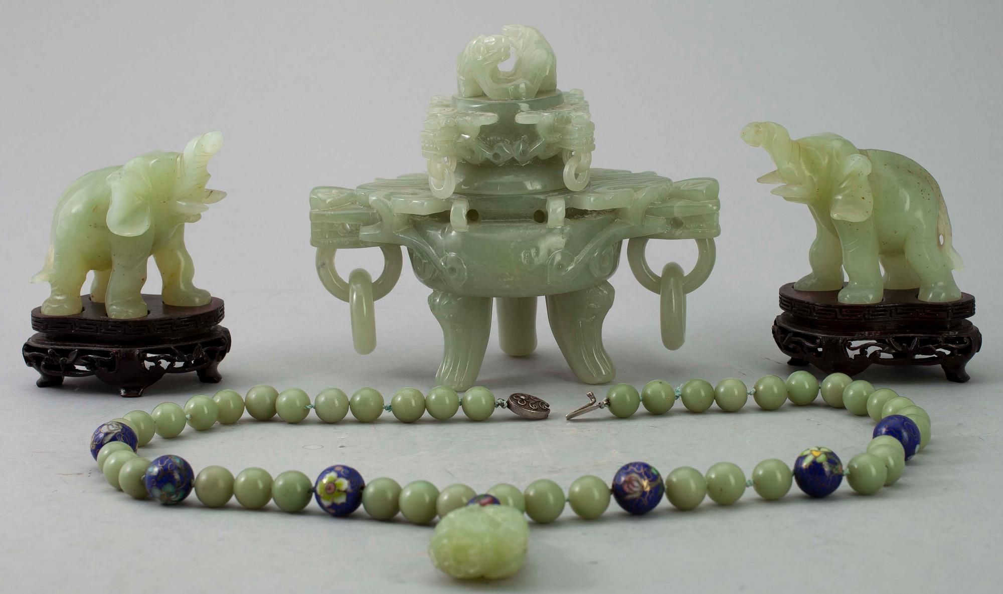 FIGURINER samt HALSBAND, jade, 1900-tal.