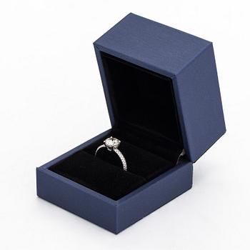 Ring, 14K vitguld, briljantslipad diamant ca 1.80 ct, samt mindre diamanter 0.46 ct tot. enligt certifikat.