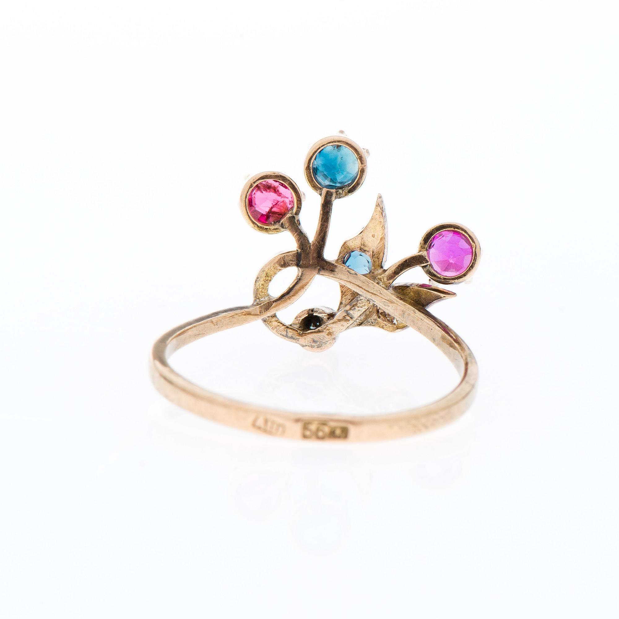 RING, 14K (56) guld, diamant, rubiner, safirer. Moskva 1907-1917.