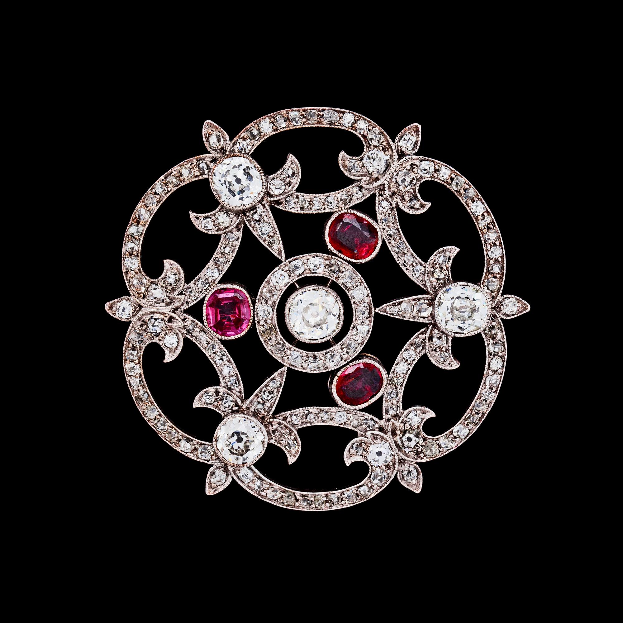 BROSCH, gammal- och antikslipade diamanter, tot. ca 7 ct, med tre rubiner, ca 1930-tal.