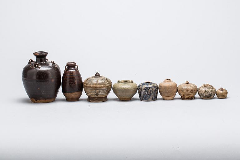 DIVERSE KERAMIK, 9 st, Sydostasien, troligen 1400-1500-tal.