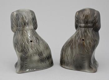 FIGURINER, två par, flintgods. Staffordshiretyp, England, 1900-talets första hälft.