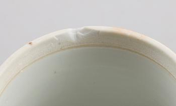 CREMEKOPPAR MED LOCK, 2 st, porslin, Kina, 1800-tal.