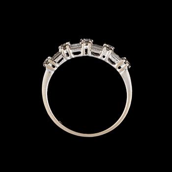 RING, 14K vitguld, briljant- baguette- och prinsesslipade diamanter. Vikt ca 3,8 g.