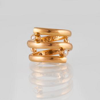 RING, 20K guld med 2 briljantslipade diamanter ca 0.06 ct. Vikt 11,9 gram.