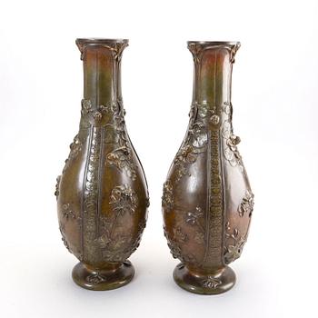 Vaser, ett par, Japan, 1900-tal, brons.