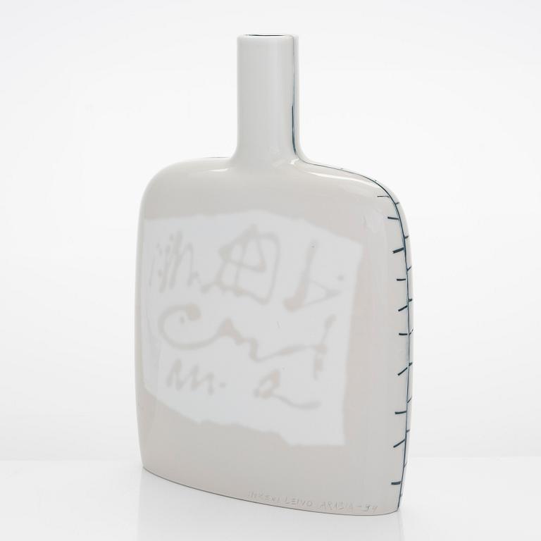 Inkeri Leivo, A porcelain bottle, signed Inkeri Leivo, Arabia -94.