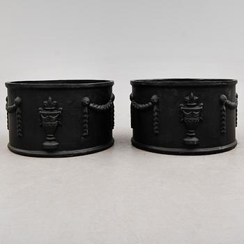 TRÄDGÅRDSURNOR, 1 par, gjutjärn, modern tillverkning.