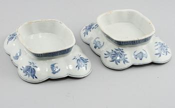 FAT PÅ FOT, 2 st, porslin, Kina, 1800/1900-tal.