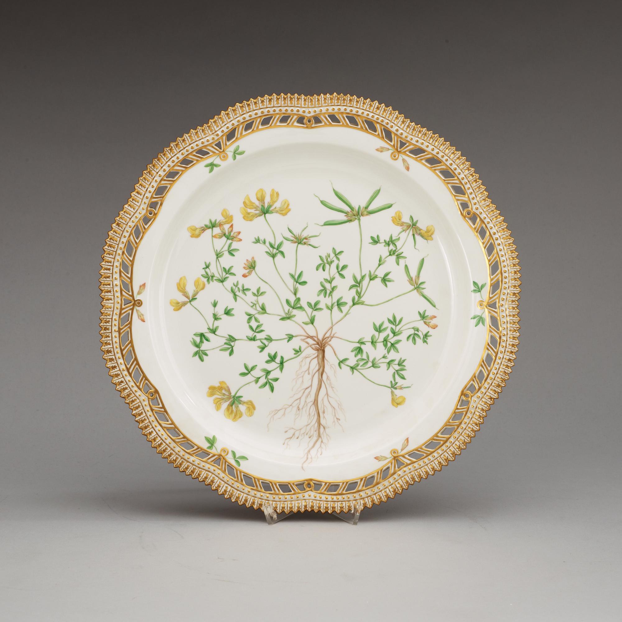 SERVERINGSFAT, fyra stycken samt KAROTT med LOCK, porslin. "Flora Danica", Kunglig Dansk, 1900-tal.