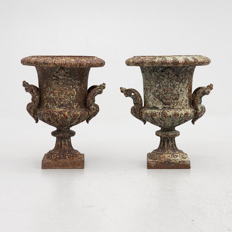 A pair of garden urns, 20th century.