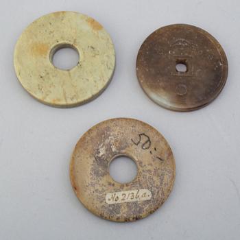 STELE, BIDISKAR, tre stycken samt amulett, nefrit. Kina.