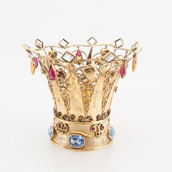 Brudkrona förgyllt silver, syntetiska spineller och syntetiska rubiner, Södergren A, Nässjö 1951.