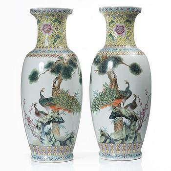 A pair of large Chinese porcelain vases, second part of the 20th century.