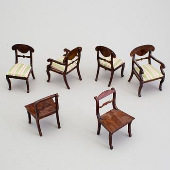 A lot of 18 pieces of doll house furniture by Nolbyn Värmländskt hantverk first half of the 20th century.