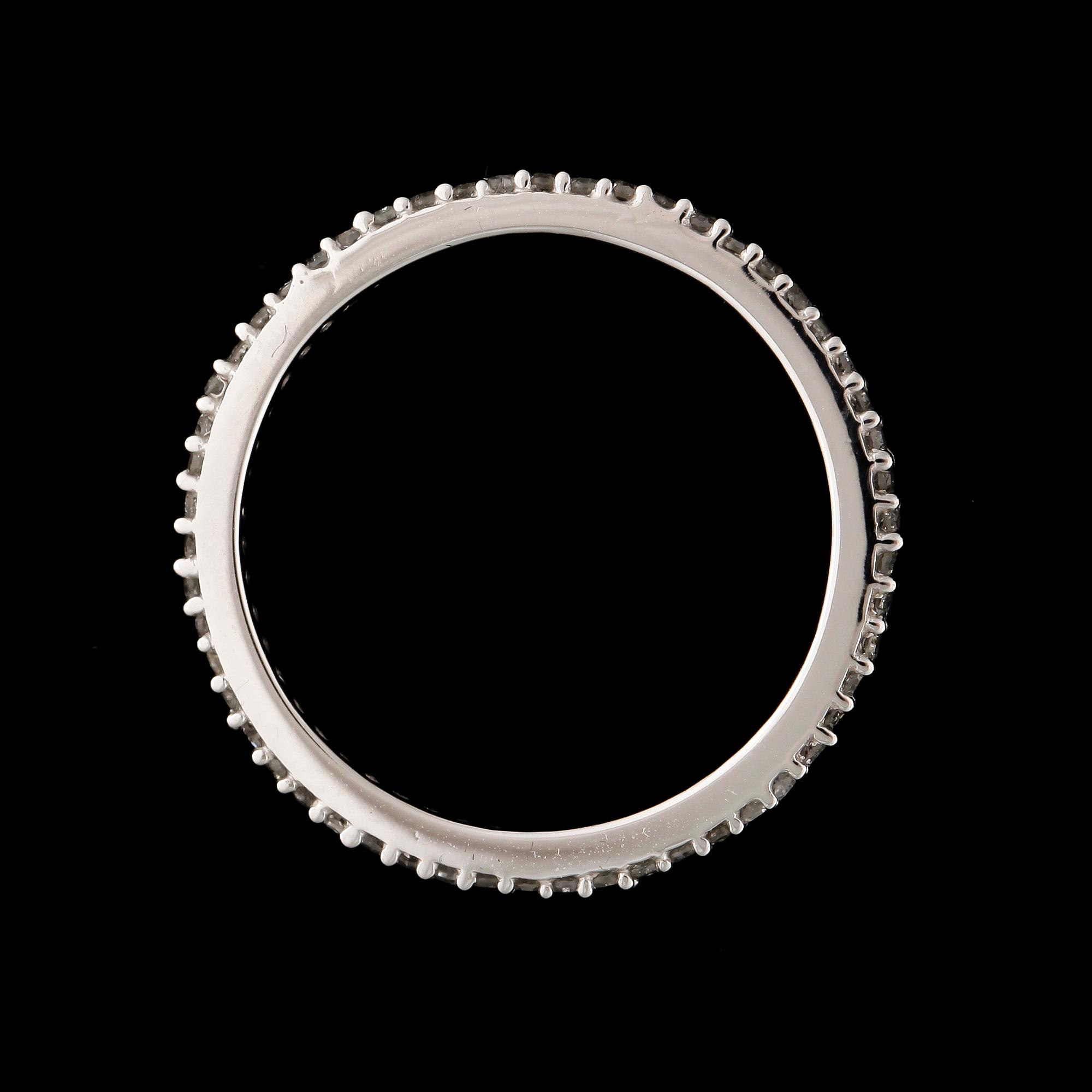 RING / HELALLIANSRING, 14 karat vitguld med mindre briljantsliapde diamanter tot ca 0,3 ct.