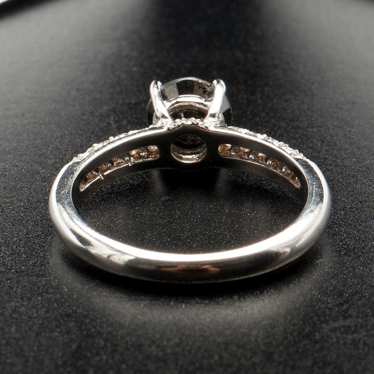 RING, vitguld 18K, svart diamant 1,15 ct, små diamanter tot. 0,40 ct. Vikt 3,5 g.