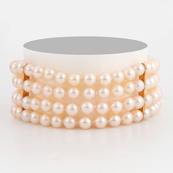 Cultured four strand pearl bracelet, clasp 18K gold with brilliant-cut diamonds.