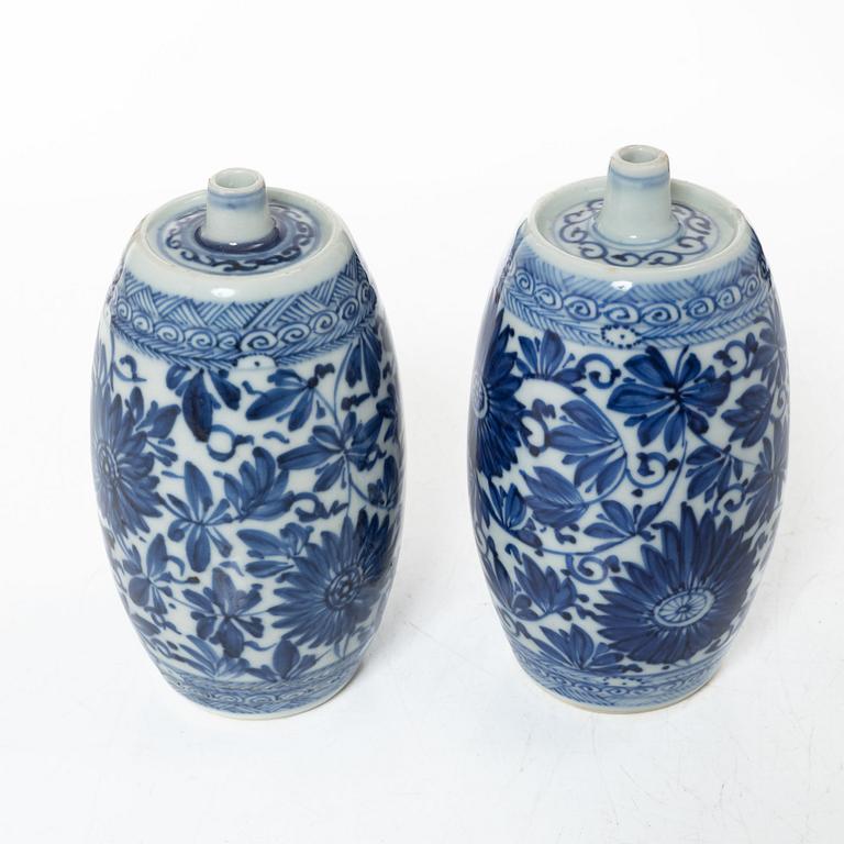 A pair of blue and white 'Genever' bottles, Qing dynasty, Kangxi (1662-1722).