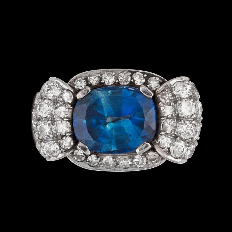 RING med fasettslipad blå safir med briljantslipade diamanter, totalt ca 1.40 ct.