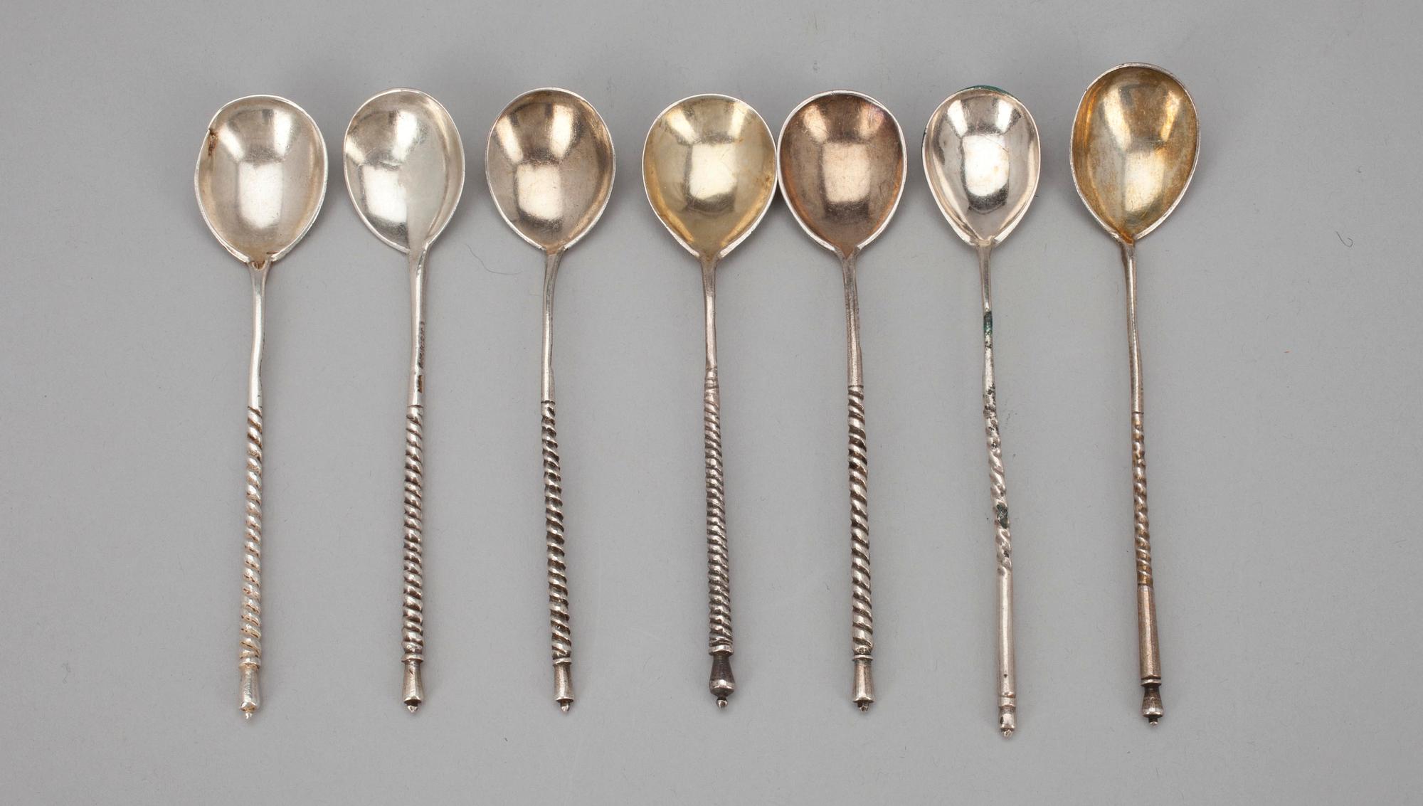 TESKEDAR, 7 st, snarlika, silver, Ryssland 1800-talets slut. Tot. vikt ca 94,7 g.