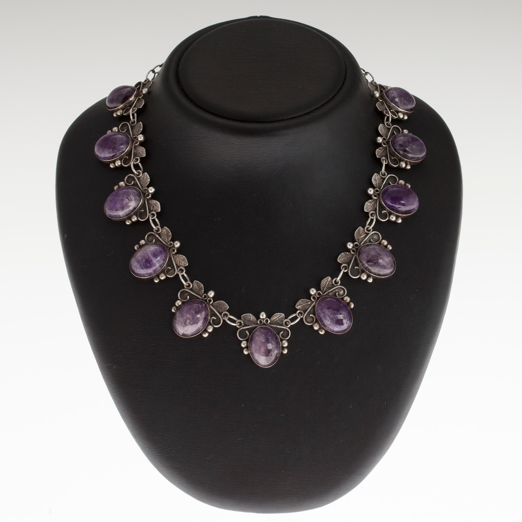 HALSSMYCKE, sterling silver, cabochonslipade ametister, Mexico, 1960-tal. Vikt 81,3 g.