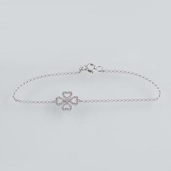ARMBAND, 18K vitguld med briljantslipade diamanter. Vikt 1,4 gram.