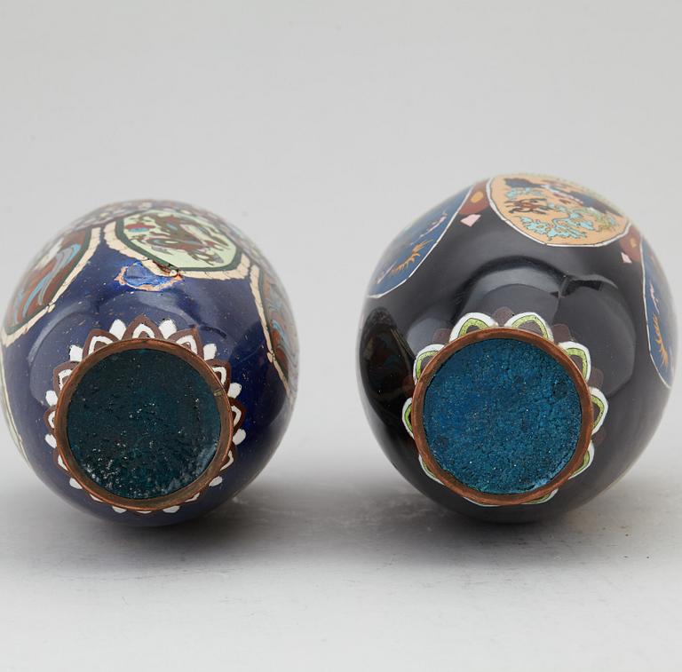 Two Japanese cloisonné vases, 20th century.