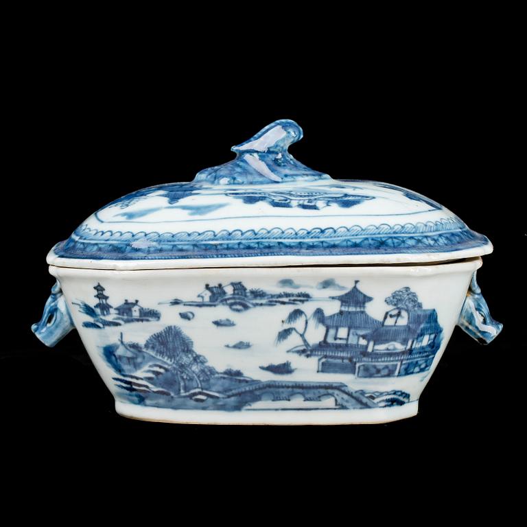 SMÖRTERRIN, porslin, Kina, Jiaqing (1796-1820).