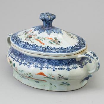 A wonderful Chinese blue and white with famille rose tureen with cover, Qing dynasty, early 18th century.