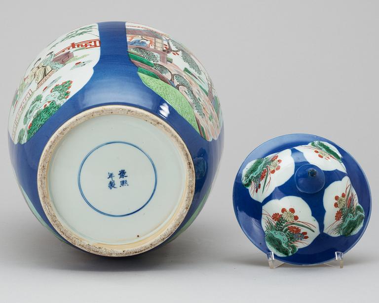 URNA MED LOCK, porslin. Kangxi-stil.