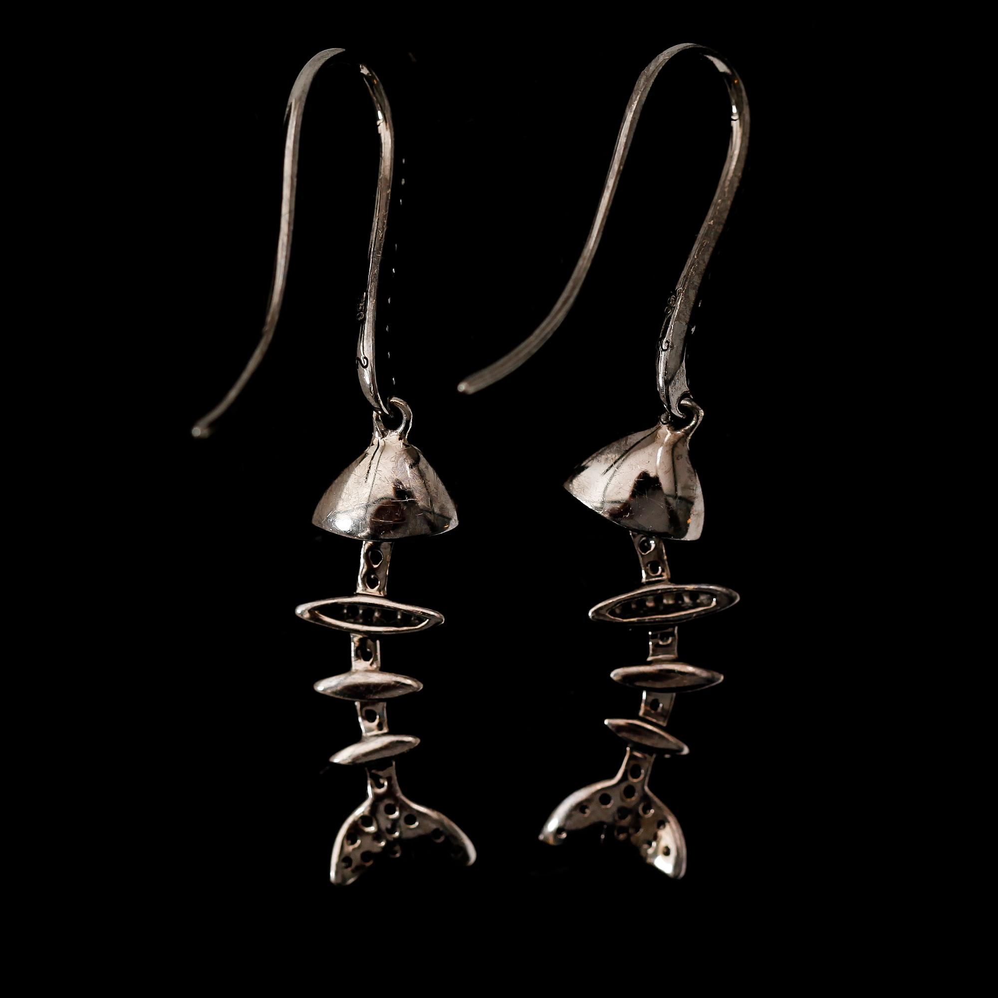 ÖRHÄNGEN, 1 par, 18K mörkrodierat vitguld, rubiner och diamanter.